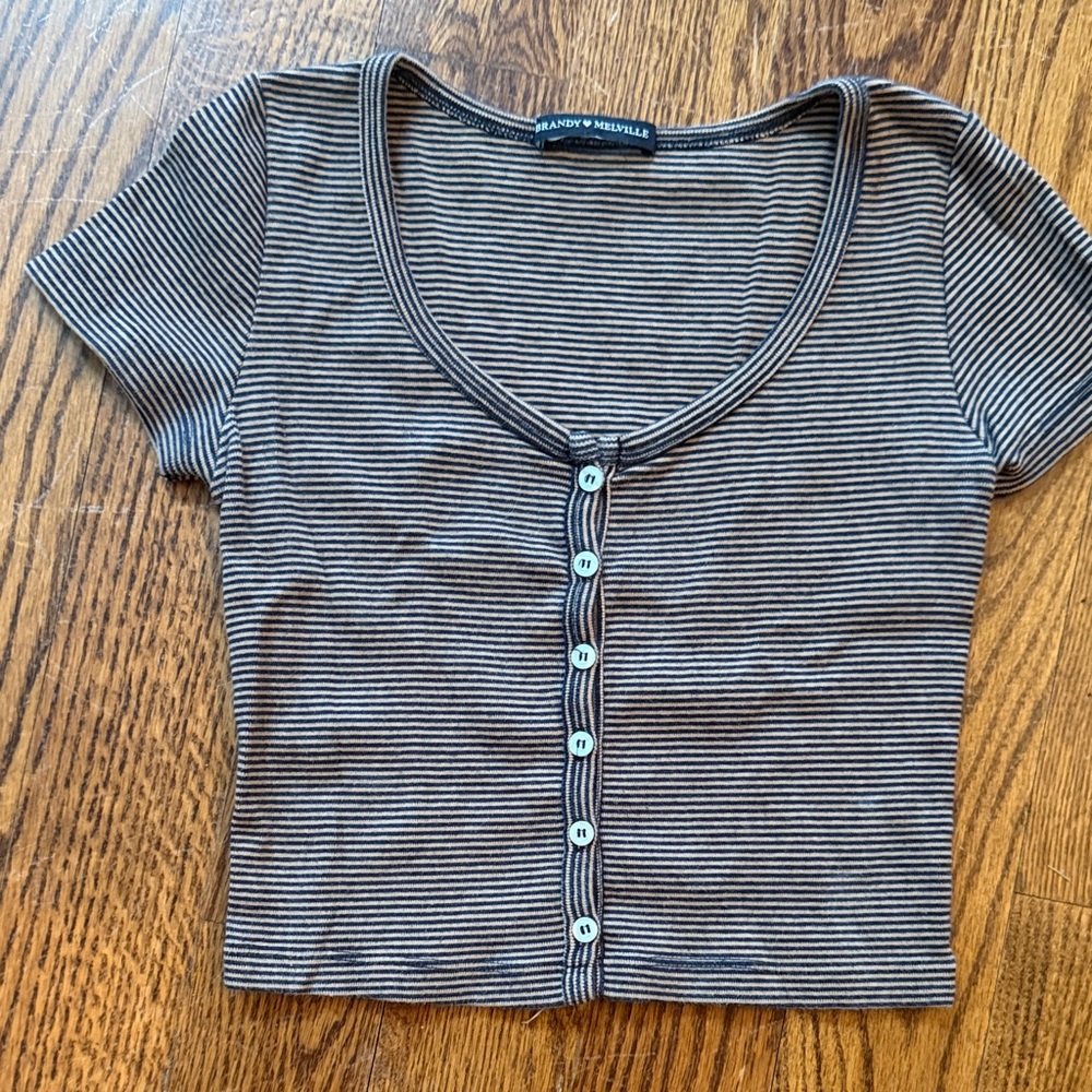 Brandy Melville zelly cropped button front short sleeve Top